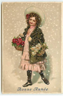 Carte Gaufrée - Nouvel An - Bonne Année - Jeune Fille Portant Des Roses Dans Des Paniers, Sous La Neige - New Year