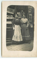 Carte-Photo - PARIS - Femmes Devant Un Commerce De Tabac-Journaux - Cartes Postales - Deltiology - Autres & Non Classés