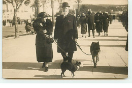 Carte-Photo - NICE - Couple Se Promenant Avec Des Chiens (dont Bouledogue Français) - Homme Ressemblant à Léopold II - Autres & Non Classés