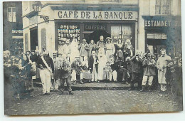 Carte Photo - SAINT-POL-SUR-TERNOISE - Mardi Gras, Devant Le Café De La Banque Et Coiffeur Deruelle (sur La Gauche) - Saint Pol Sur Ternoise
