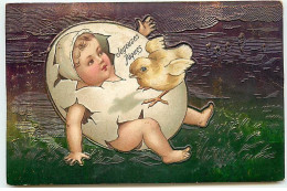 Carte Gaufrée - Pâques - Clapsaddle - Joyeuses Pâques - Poussin Sur Un Bébé Dans Un Oeuf - Easter