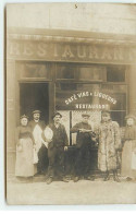 Carte Photo - Hommes Et Femmes Trinquant Devant Un Café Restaurant - Cafés