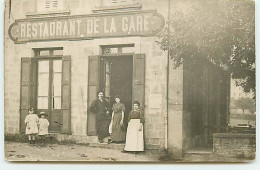 Carte Photo - Fillettes, Un Homme Et Des Femmes Au Pas De Porte Du Restaurant De La Gare - Restaurantes