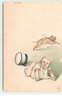 Carte Gaufrée - Bébé Tombé, Et Un Bouledogue Courant Avec Une Canne Dans La Gueule - Pot De Chambre - Babies