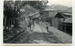 PAPOUASIE - Hommes Dans Une Rue D'un Village - Copyright J.H. Zindler - Papua Nuova Guinea