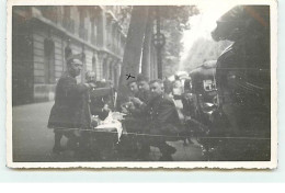 Carte-Photo - PARIS VIII - Militaires - Guerre 39/40 - Contrôle Postal Au Grand Palais - District 08