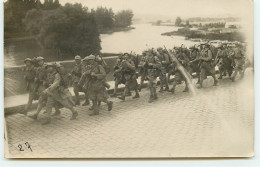 Carte Photo - Militaires Marchant Et Traversant Un Pont - Guerre 1914-18