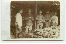 Carte Photo - Militaire - Guerre 14-18 - Militaires Allemands Distribuant Du Pain ??? - Guerre 1914-18