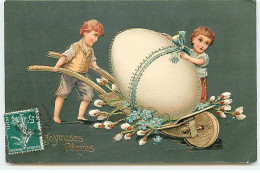 Carte Gaufrée - Joyeuses Pâques - Garçons Transportant Un Gros Oeuf Sur Une Brouette - Easter