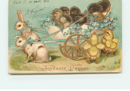 Carte Gaufrée - Pâques - Joyeuses Pâques - Poussins Dans Un Oeuf Tiré Par Des Lièvres - Easter
