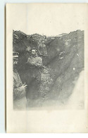 Carte Photo - Guerre 14-18 - Militaires Allemands Dans Une Tranchée - Guerre 1914-18