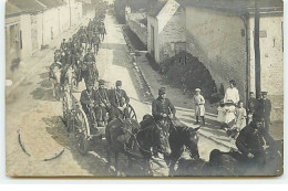 Carte Photo - SISSONNE - Défilé Militaires Dans Une Rue Le 13 Août 1908 - Sissonne