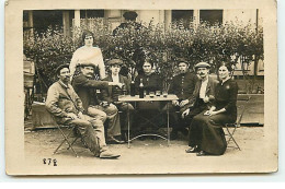 Carte Photo - Hommes Et Femmes Attablés à Une Terrasse De Café - Cafés