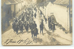 Carte Photo - SISSONNE - Défilé Militaires Dans Une Rue Le 8 Juin 1907 - Sissonne