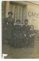 Carte Photo - Un Homme, Deux Femmes Et Un Enfant Devant Un Café - Caffé