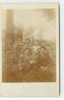 Carte Photo à Identifier - Une Femme Et Des Hommes Assis Dans L'herbe - Vélo - A Identifier