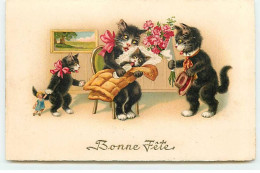 Animaux - Bonne Fête - Famille De Chats, La Maman Donnant Le Biberon Au Dernier - Cats