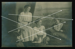 Orig. Foto AK 1917 Süße Mädchen Zusammen Vor Fotowand, Nordsee Rüstersiel, Sweet Girls Together - Anonymous Persons