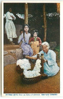 Corée Du Sud - Draw Out Cotton Of Oldwoman - Femme Travaillant Des Fleurs De Coton - Corée Du Sud