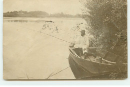 Carte Photo - Homme Pêchant Dans Une Barque - Cachet Tours - Fishing