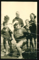 Orig. Foto AK 60er Jahre Süße Mädchen & Jungen Wattwanderung Wattführer, Nordsee Juist, Sweet Girls & Boys Mudflat Hike - Anonymous Persons