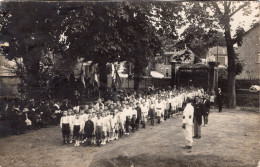 Carte Photo De Jeune Enfants Avec Leurs Professeur Devant Leurs Parents En 1919 - Anonymous Persons