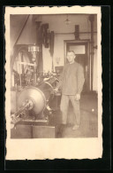 Foto-AK Fabrikarbeiter An Einer Maschine  - Industry
