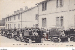 C P A  10 MAILLY LE CAMP Arrivée De Chenilles  Autos  Dragons Portés - Mailly-le-Camp