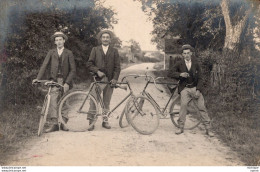 C P A  Théme  Belle  CARTE PHOTO  Non Classé  Groupe De 3 Cyclistes  Mais Ou  ? ? - Autres & Non Classés