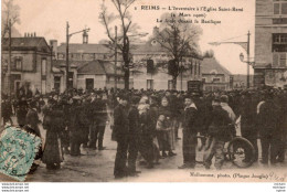 C P A  51  REIMS  -  1906  Inventaire  A L'église Saint Remi  - La Foule Devant La Basilique - Reims