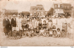 C P A  -  TH  - CARTE PHOTO  A LOCALISER -   UN GROUPE SUR UNE PLAGE - Mais Laquelle ? - Other & Unclassified