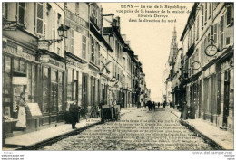 CPA   89   SENS RUE DE LA REPUBLIQUE  BELLE ANIMATION  PARFAIT ETAT - Sens