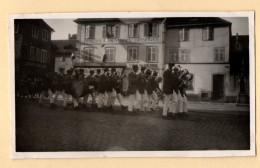 Photo Défilé Fanfare Rue Sélestat - épicerie - Magasin Lucien Faller - Alsace 1930 - Lieux