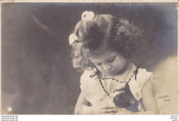 Fillette Et Son Chaton - Cats