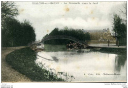 CPA  51  CHALONS    LA PASSERELLE DANS LE JARD  COULEURS     PARFAIT ETAT - Châlons-sur-Marne