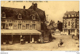 CPA   80    LE CROTOY     PLACE  JEANNE D'ARC  HOTEL DE PARIS  PARFAIT ETAT - Le Crotoy