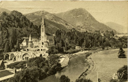 CPA (Hautes Pyrénées). LOURDES. La Basilique Et Le Gave - Lourdes