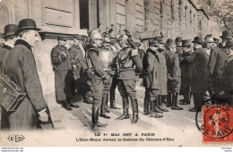 C P A  - 75 - PARIS -   1 Er Mai  1907  L'etat Major Devant La Caserne Du Chateau D'eau - Altri & Non Classificati