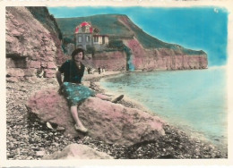 PHOTO  Originale   Colorisée à Identifier Femme FALAISE GALETS Normandie Picardie Maison - Lieux