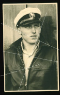 Orig. Foto AK 1957 Junge, Matrose Der MS Flensburg Im Portrait, Cute Young Boy, Sailor, German Army - Anonymous Persons