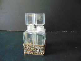 2 Flacons à Parfum Dans Un Panier En Laiton, Décor Floral ( 8 X 4 X 4,5 Cm, Poids 150 Gr ) - Vetro & Cristallo