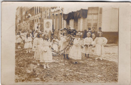 Carte Photo De Petite Fille élégante Défilant Dans La Rue D'un Village Pour Une Procession Religieuse Vers 1905 - Anonymous Persons
