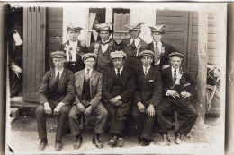 Carte Photo D'un Homme Posant Avec De Jeune Hommes ( Des Conscrit ) Devant Un Bar Vers 1920 - Anonieme Personen
