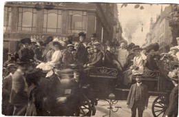 RARE Carte Photo De Femmes élégante Avec Des Homme Dans Un Omnibus A Cheval Dans Une Grande Ville Vers 1890 - Anonieme Personen