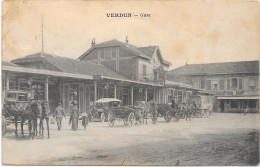 55 VERDUN - Gare - Extérieur - Automobiles, Attelages - Verdun
