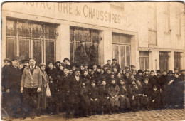 Carte Photo De Femmes Et D'homme ( Des Ouvriers ) Posant Devant Leurs Manufacture De Chaussures Vers 1920 - Anonieme Personen