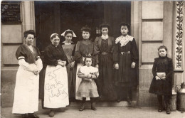 Carte Photo Des Femmes ( Des Employer De Maison Dont Une Bretonne ) Avec Deux Jeune Fille En 1905 - Anonieme Personen