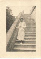 PHOTO  Originale  ROYAN Femme En Pose Escalier FEMME CHAPEAU ROBE - Anonieme Personen