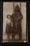 Foto-AK Jägerin Präsentiert Stolz Ihren Grossen Bärenfang  - Caza