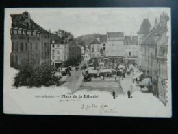 CARTE PRECURSEUR 1900                  LONS LE SAUNIER                       PLACE DE LA LIBERTE      JOUR DE MARCHE - Lons Le Saunier